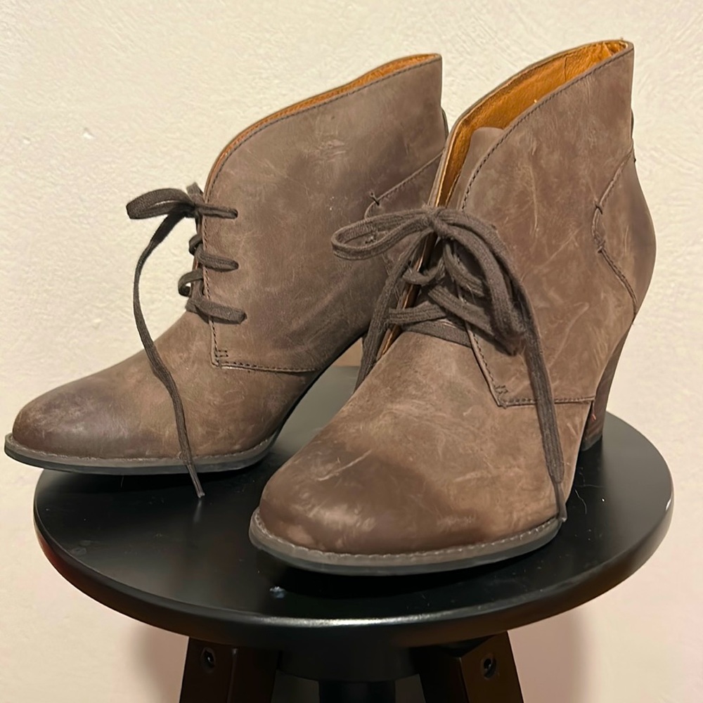 INDIGO by CLARKS Ankle Boots Size 8 Taupe Lace Up Booties